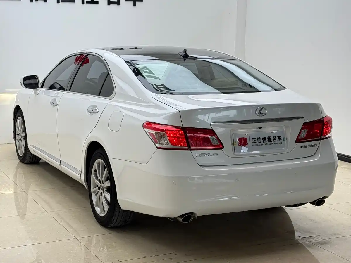 Фото 37 - Lexus ES