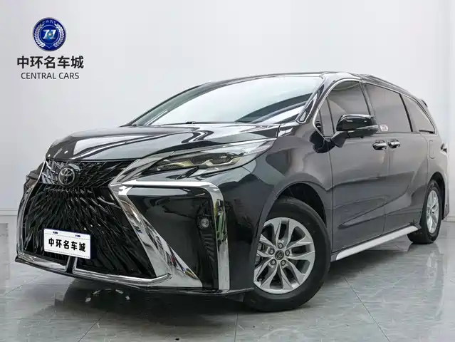 Toyota Granvia 2024 2.5L Hybrid Comfort — фото 1