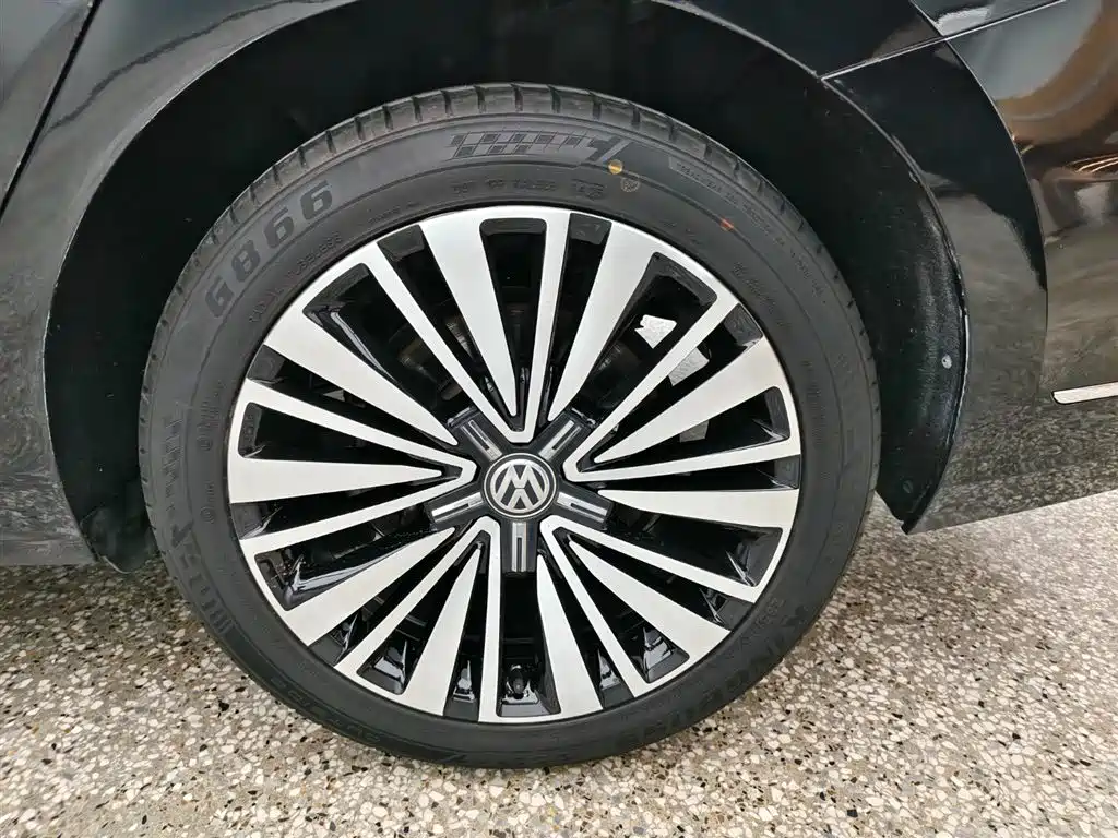 Volkswagen Passat 2020 330TSI Luxury Edition China VI фото 2