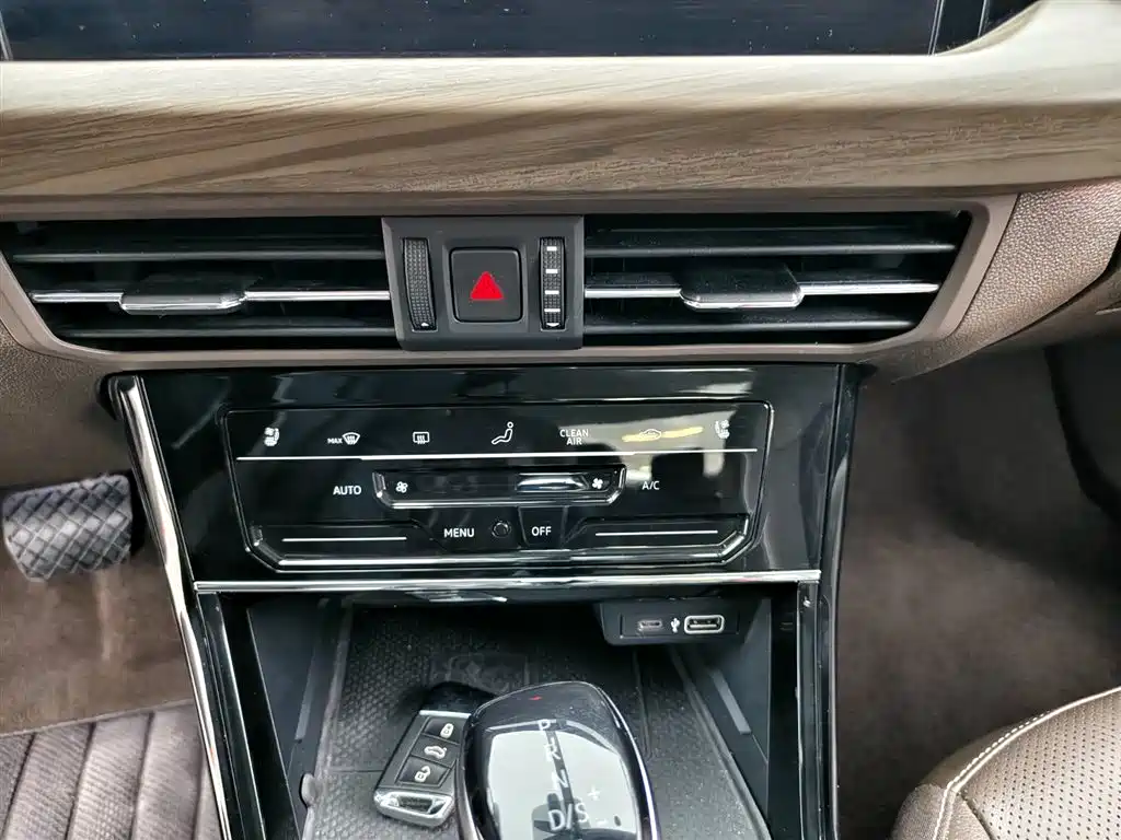 Volkswagen Passat 2020 330TSI Luxury Edition China VI фото 8