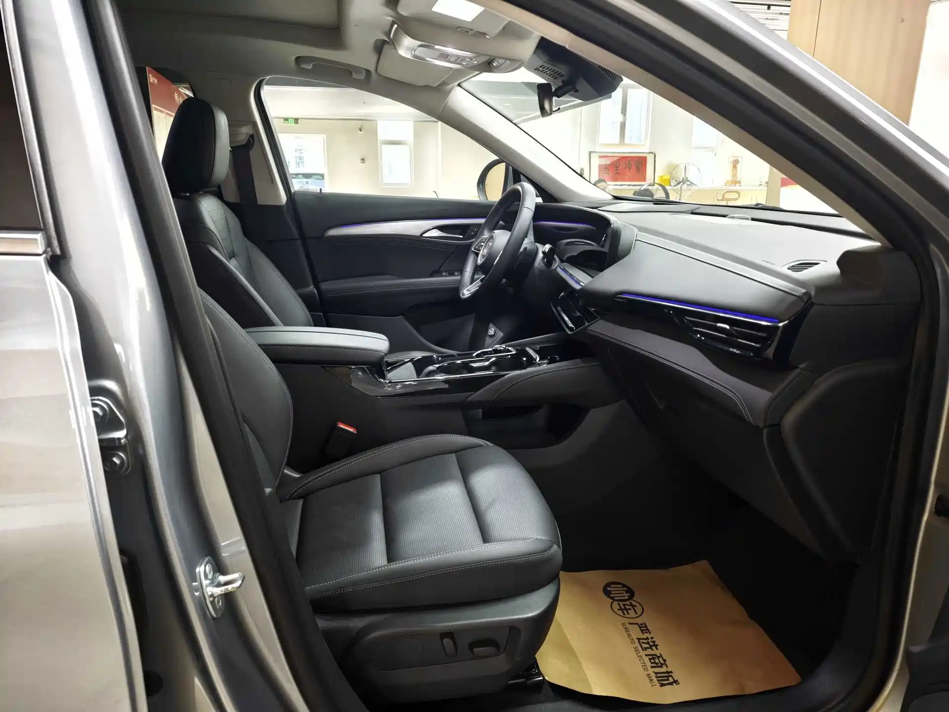 Photo 11 - Buick Envision S