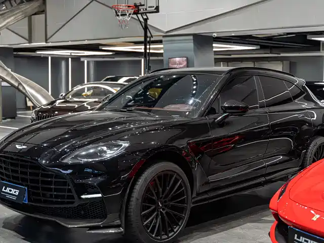 aston-martin dbx