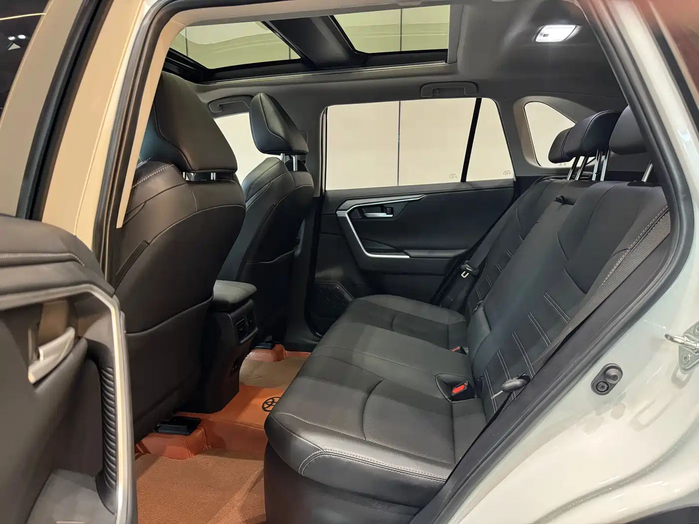 Toyota Wildlander 2023 Hybrid 2.5L E-CVT AWD Premium Edition фото 6