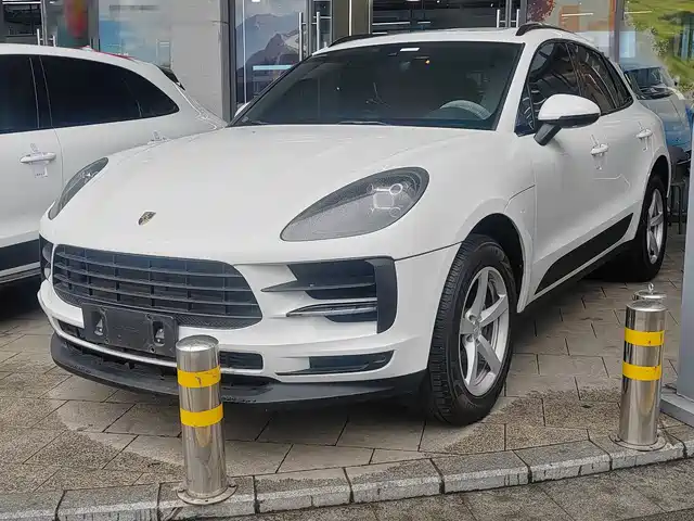 PORSCHE MACAN
