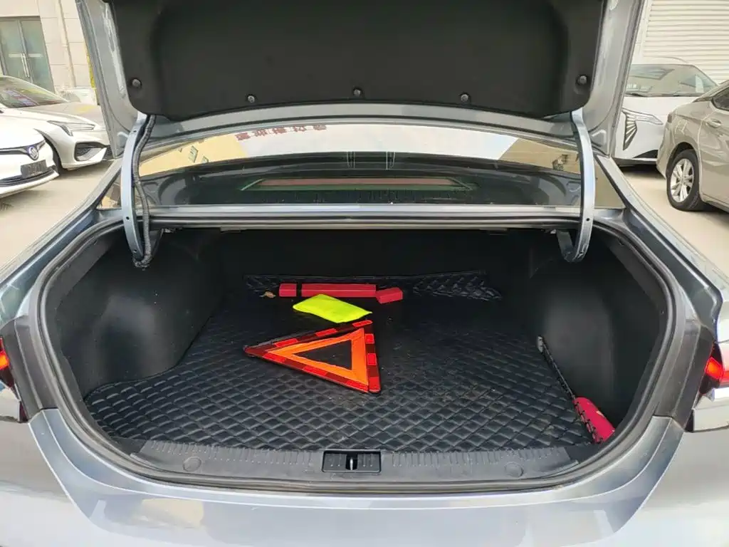 Фото 19 - Roewe i6 MAX EV