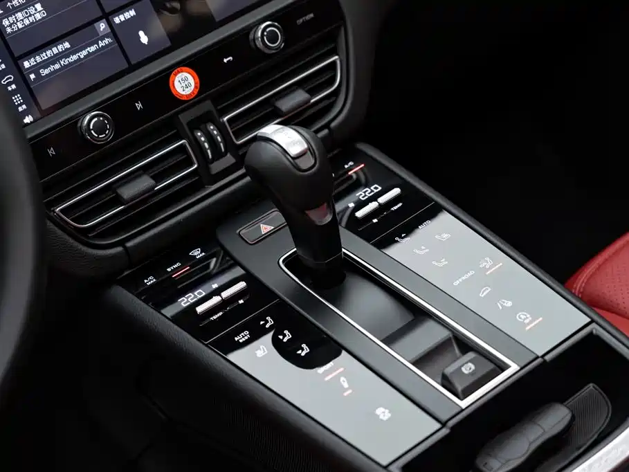 PORSCHE MACAN