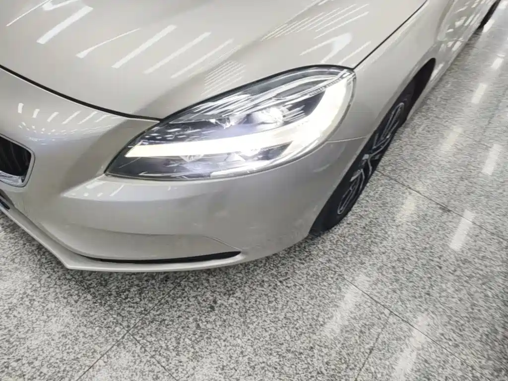 صورة 24 - Volvo V40
