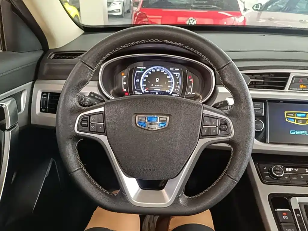 Фото 11 - Geely Atlas