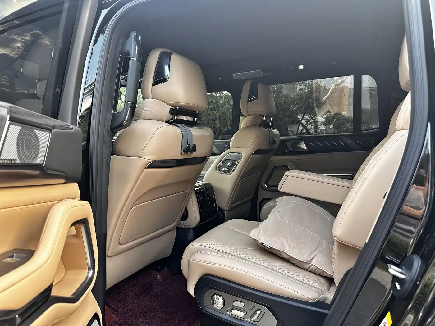 Fang Cheng Bao Leopard 8 2024 2025 Zhiyong Flagship 6-Seater