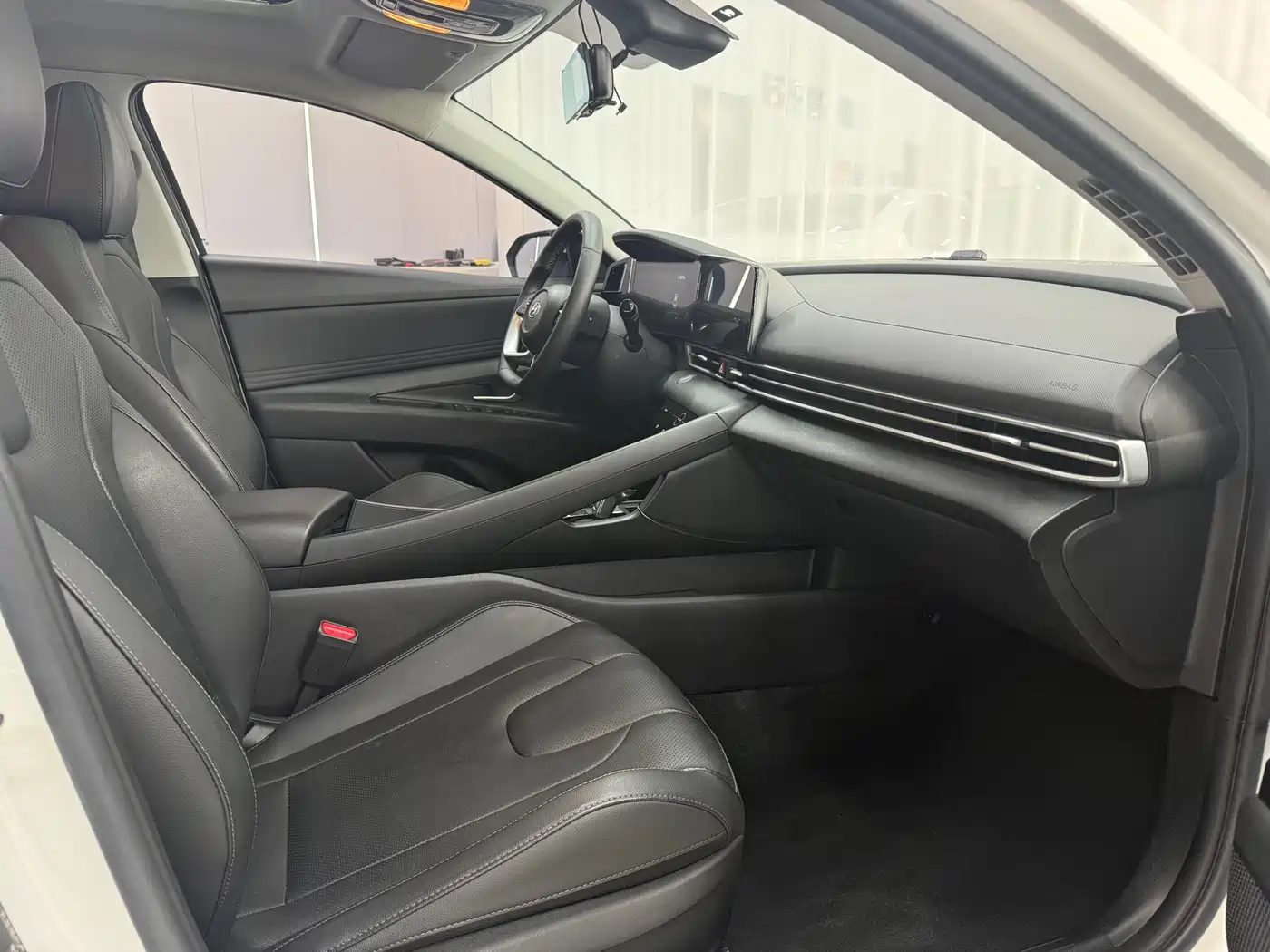 Hyundai Elantra 2022 1.5L CVT LUX Premium Edition фото 8