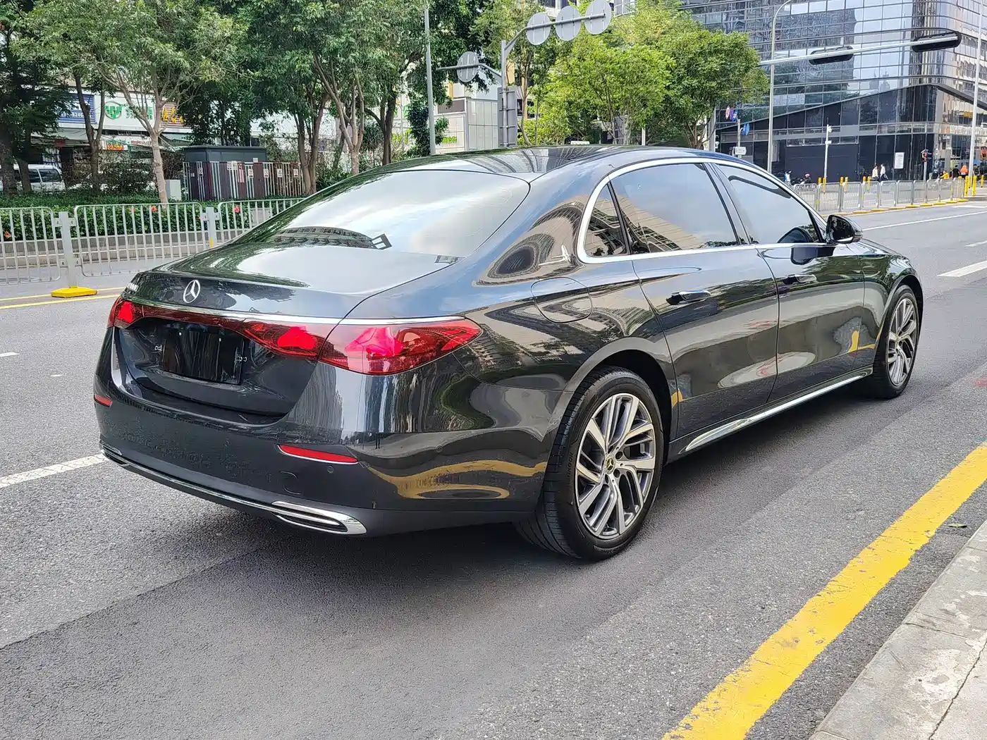 Mercedes-Benz E-Class 2025 E 300 L Fashion фото 5