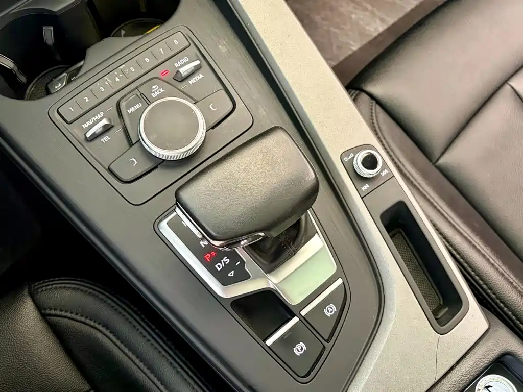 Photo 10 - Audi A4L