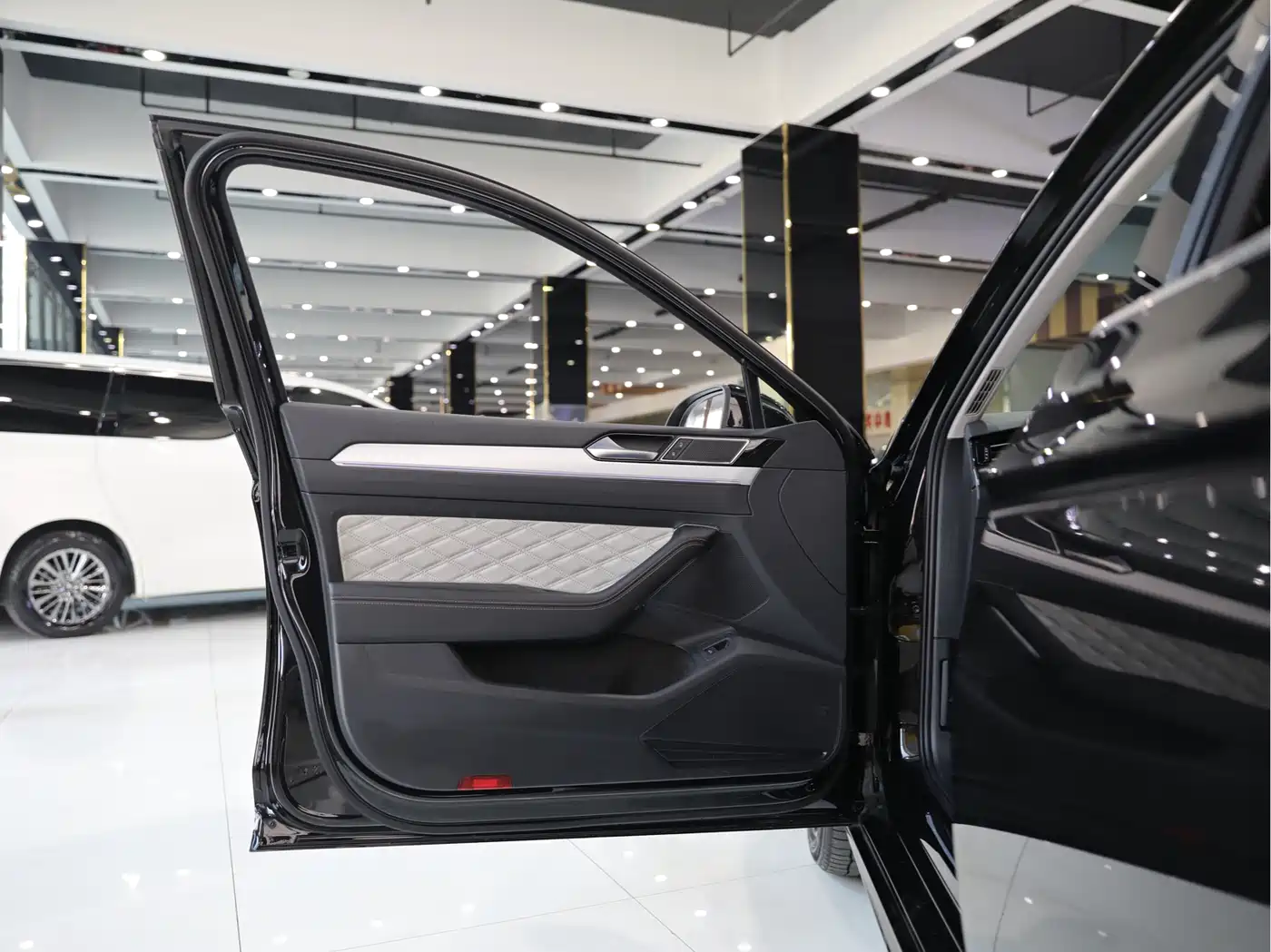 Volkswagen Magotan 2024 2 Million Units Public Sharing Edition 330TSI DSG Luxury фото 5