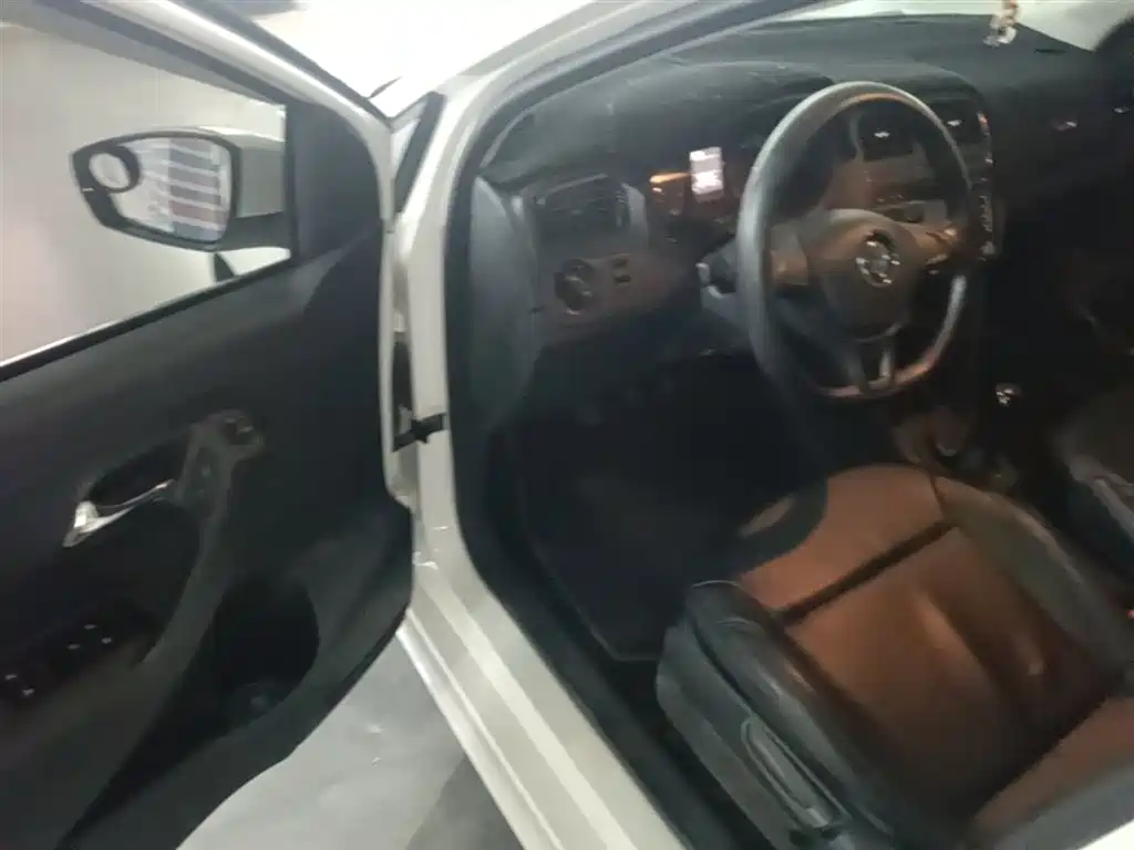 Volkswagen Polo 2016 1.4L Manual Trend фото 16