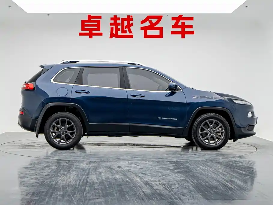 Photo 7 - Jeep Cherokee