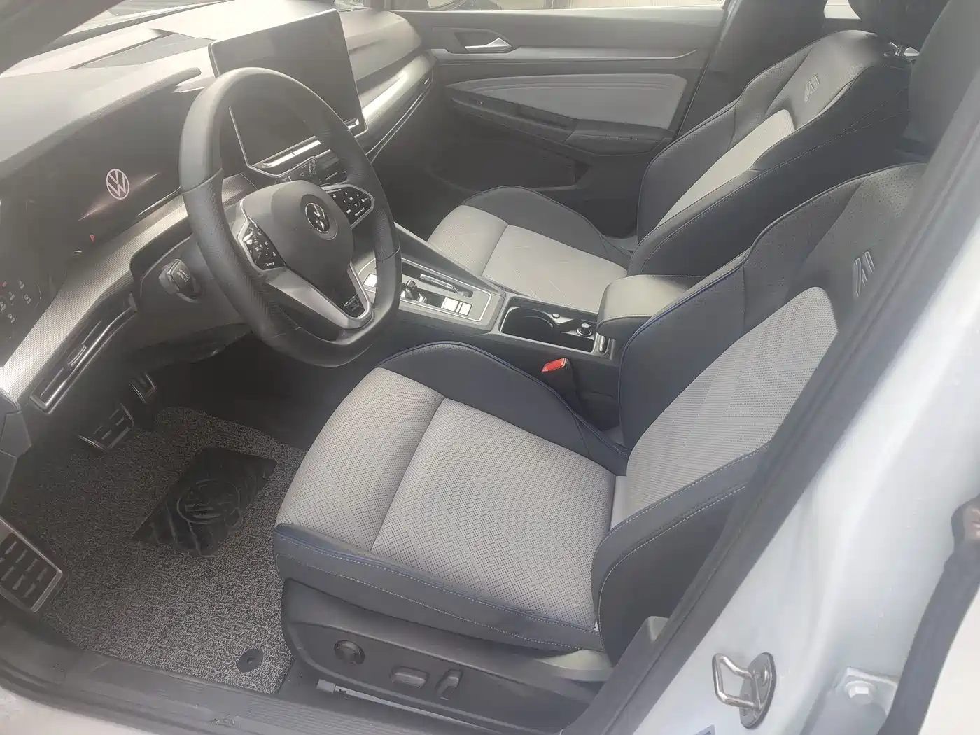 Volkswagen Golf 2025 Facelift 300TSI R-Line фото 4