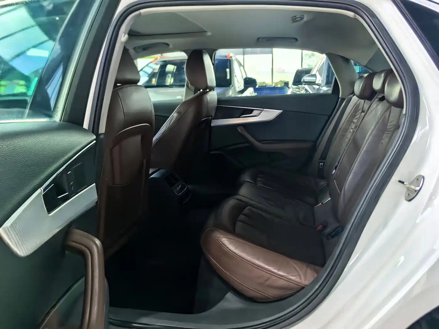Фото 10 - Audi A4L