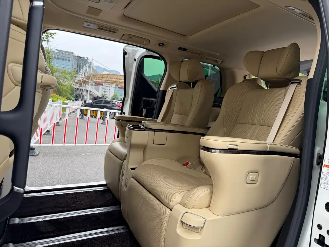 Toyota Alphard 2020 Hybrid 2.5L Premium Edition фото 10