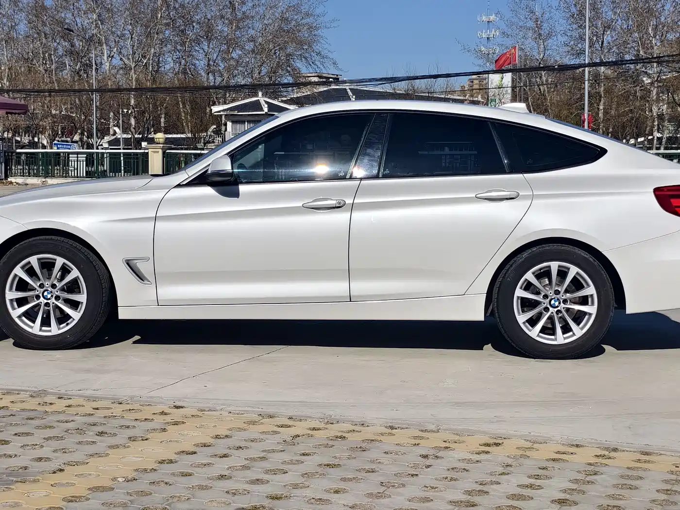 BMW 3 Series GT 2013 Model 320i Leading фото 4