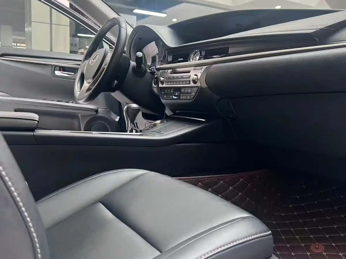 Lexus ES 2013 300h Elite Edition фото 10