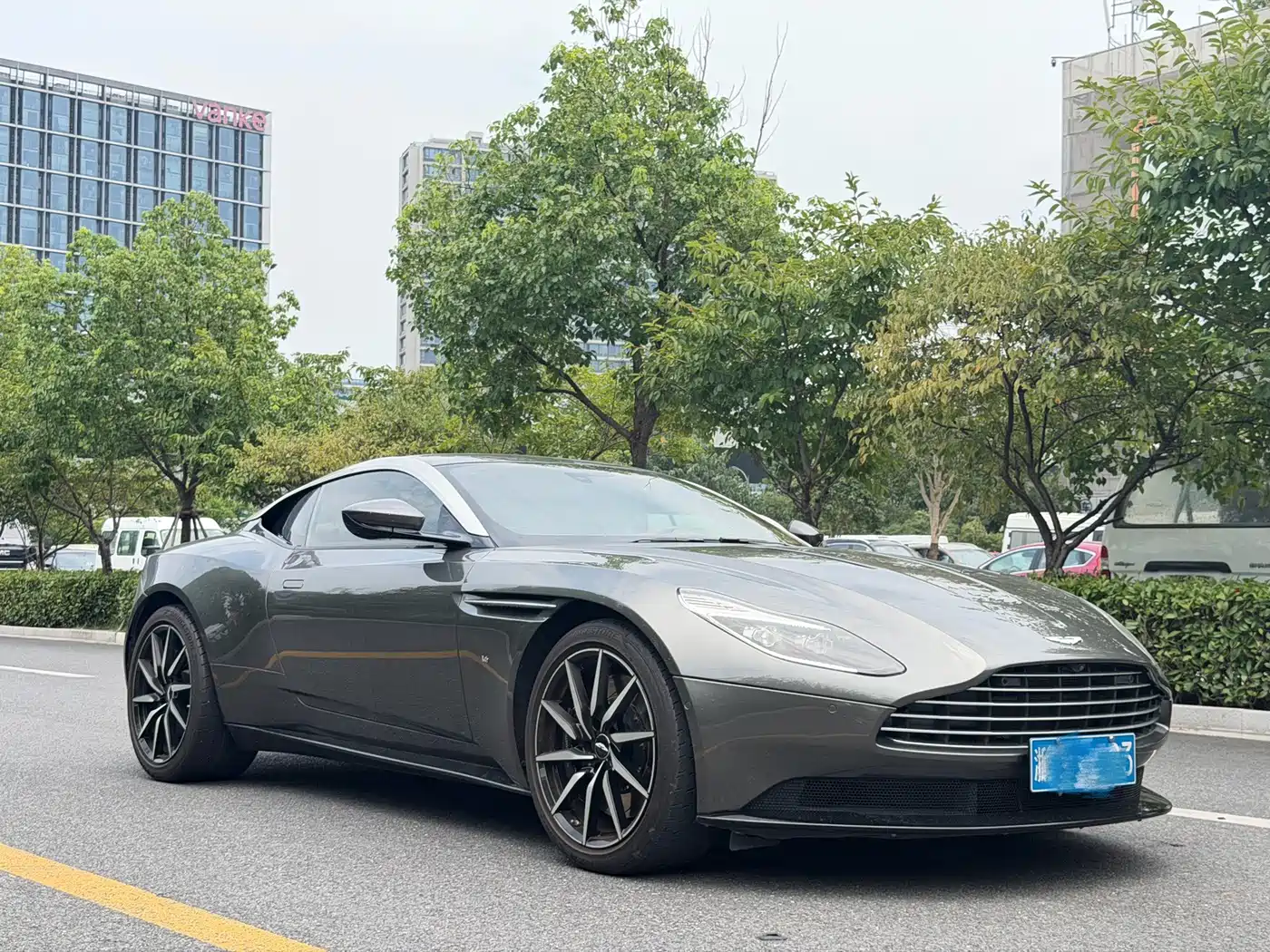 Aston Martin DB11 2017 2016 5.2T Launch Edition