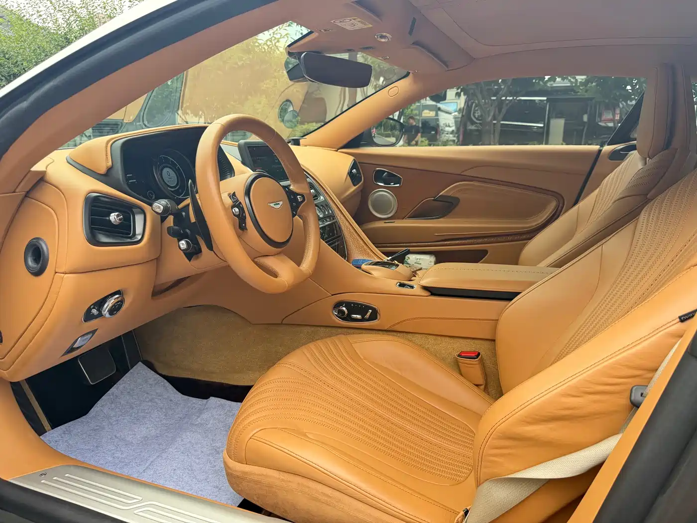 Aston Martin DB11 2017 2016 5.2T Launch Edition