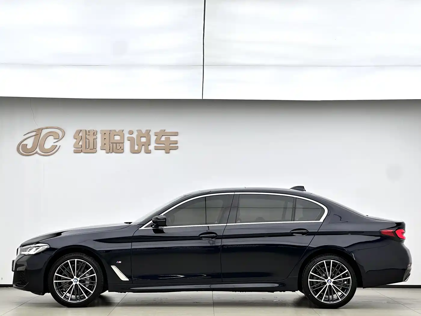 BMW 5 Series 2023 530Li Leading M Sport Package фото 14
