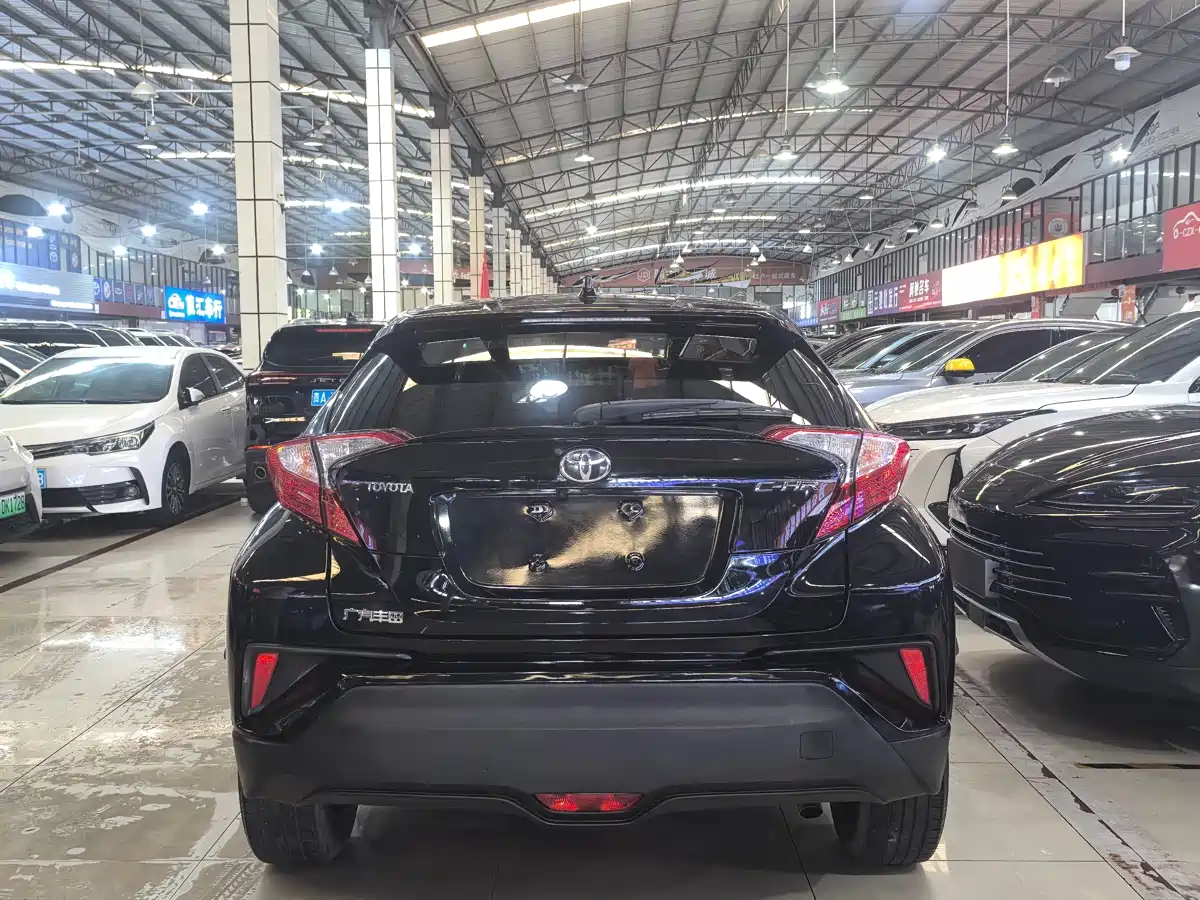 Toyota C-HR 2018 2.0L Leading Edition China V фото 5