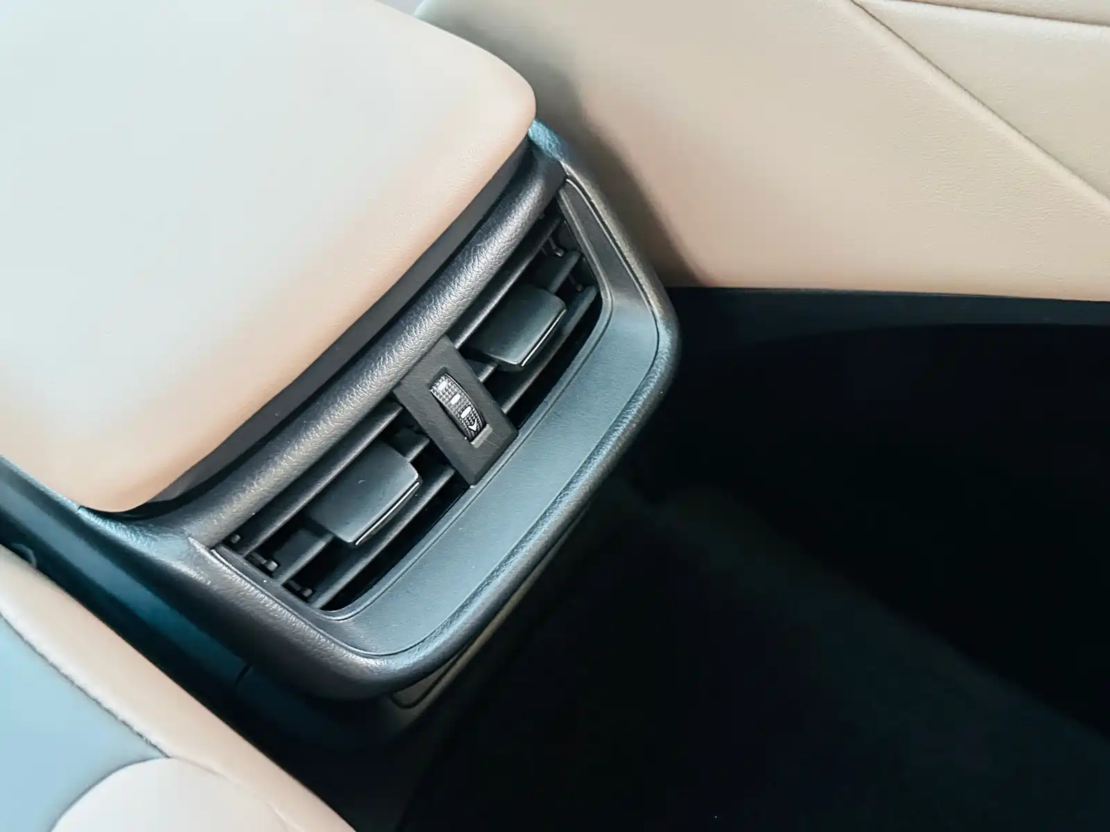 Photo 21 - Lexus ES