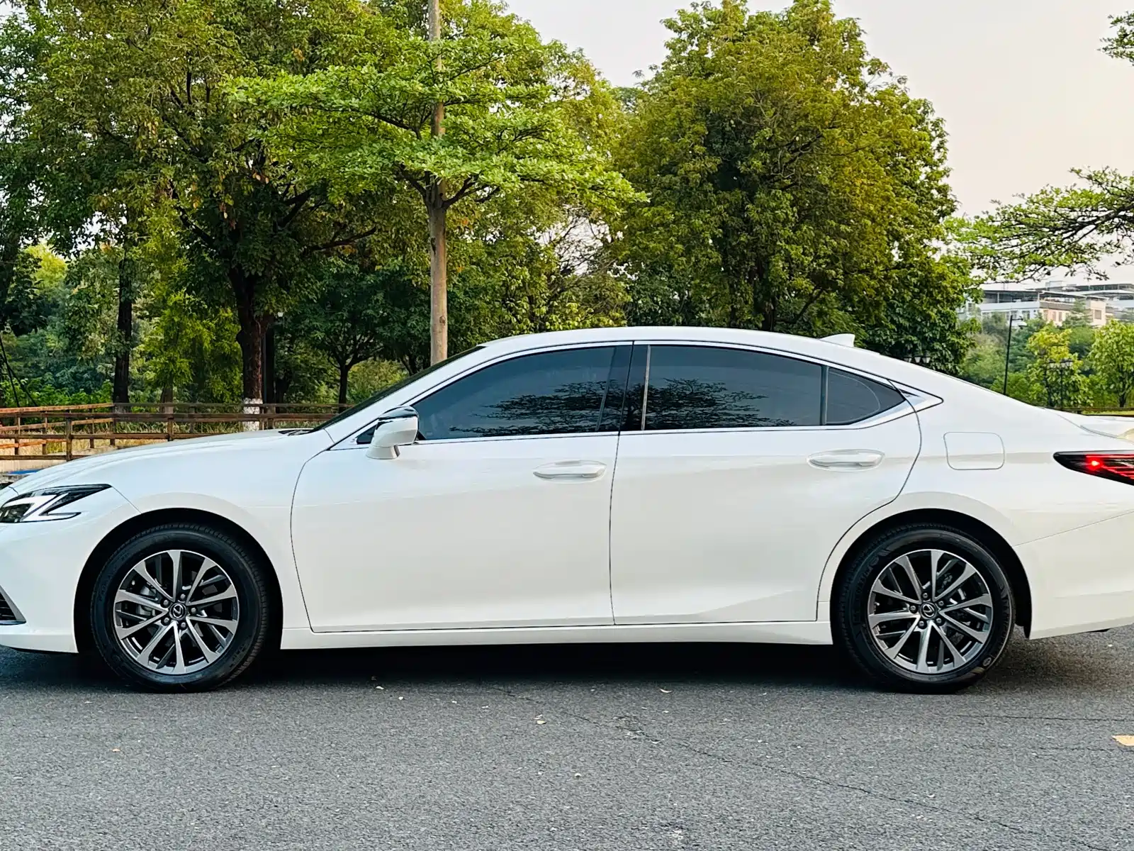 Photo 8 - Lexus ES