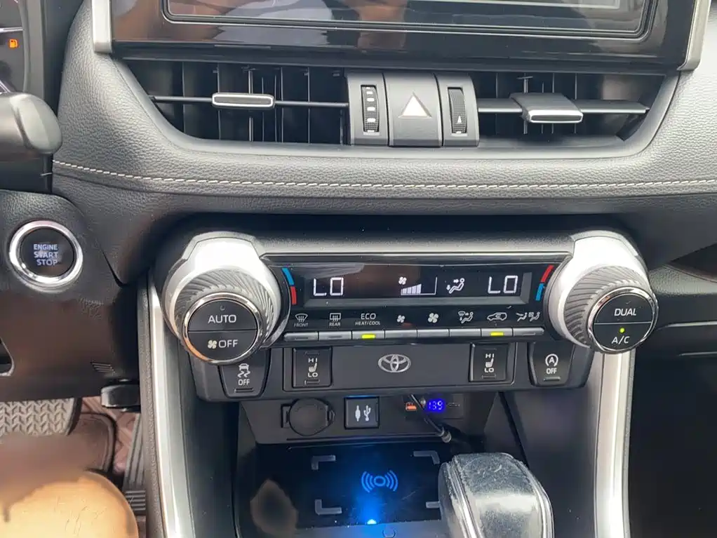 Фото 5 - Toyota RAV4