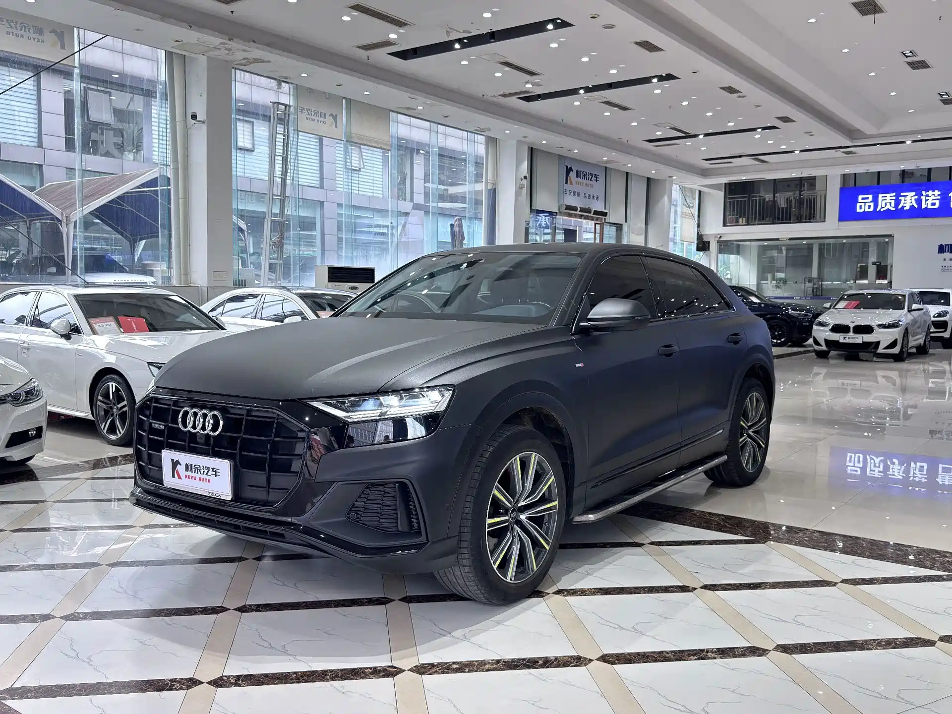 Photo 2 - Audi Q8