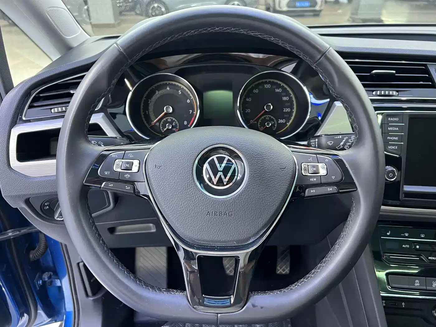 VOLKSWAGEN TOURAN
