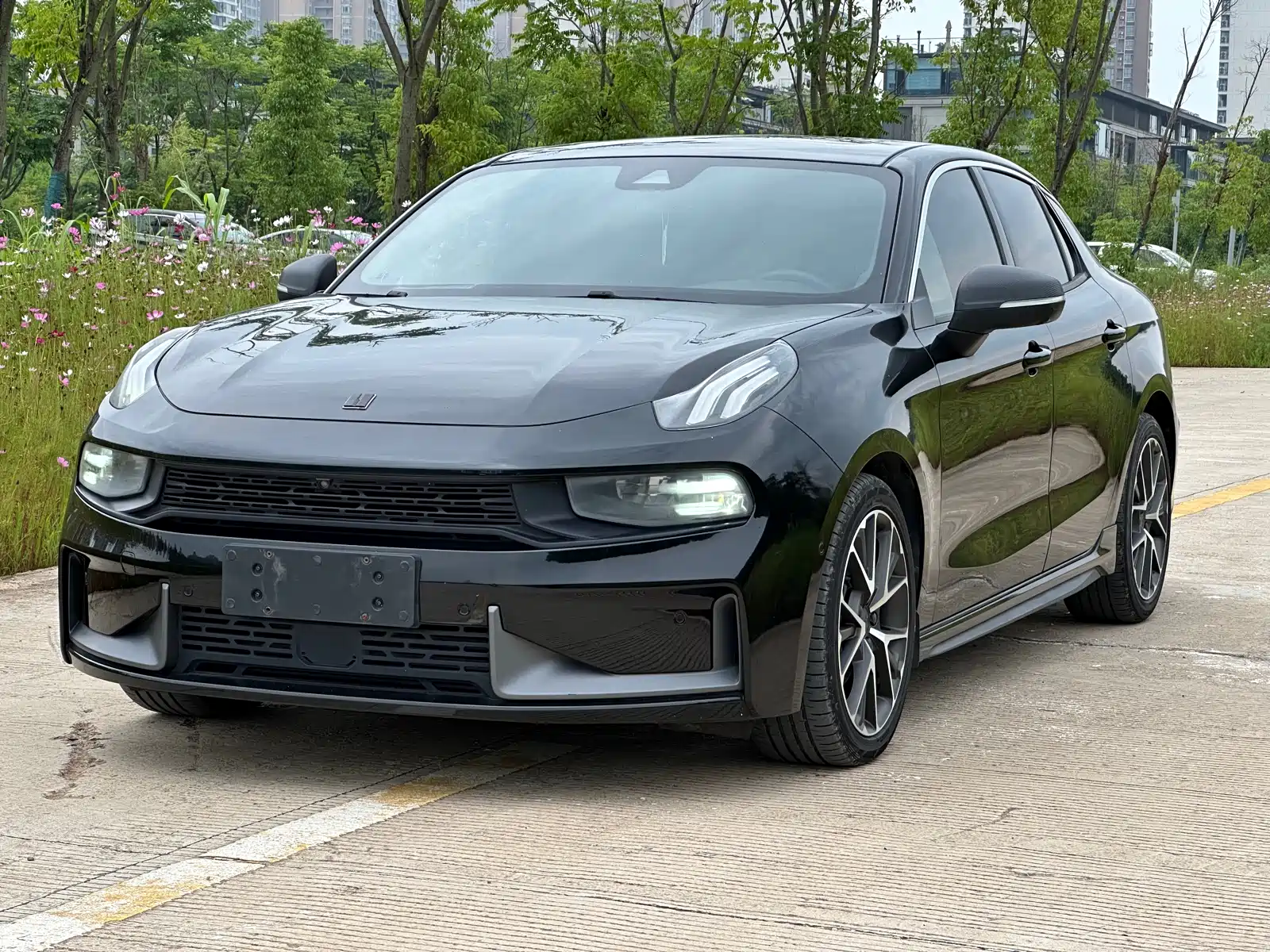Фото 1 - Lynk & Co 03
