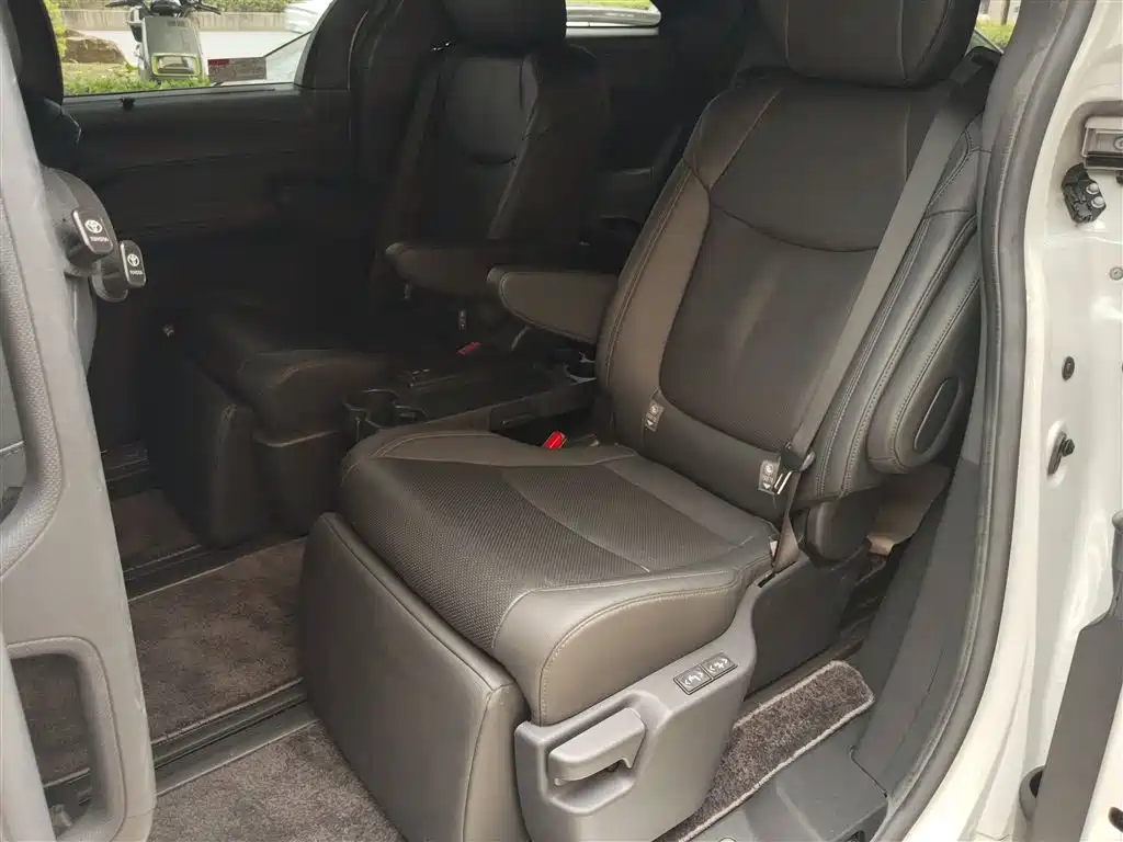 Toyota Sienna 2023 2.5L Hybrid Premium Edition фото 13