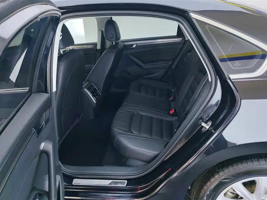 Volkswagen Passat 2016 330TSI DSG Honor Edition фото 11