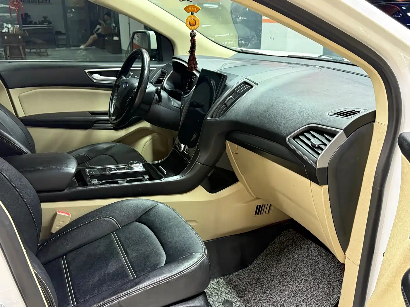 Photo 12 - Ford Edge