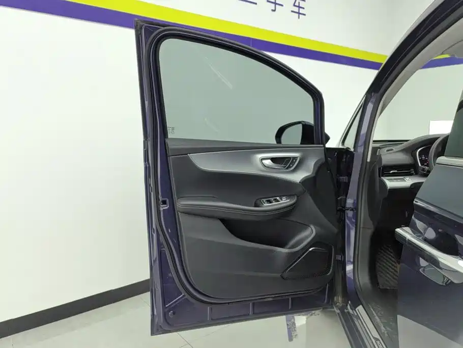 Фото 7 - Roewe iMAX8
