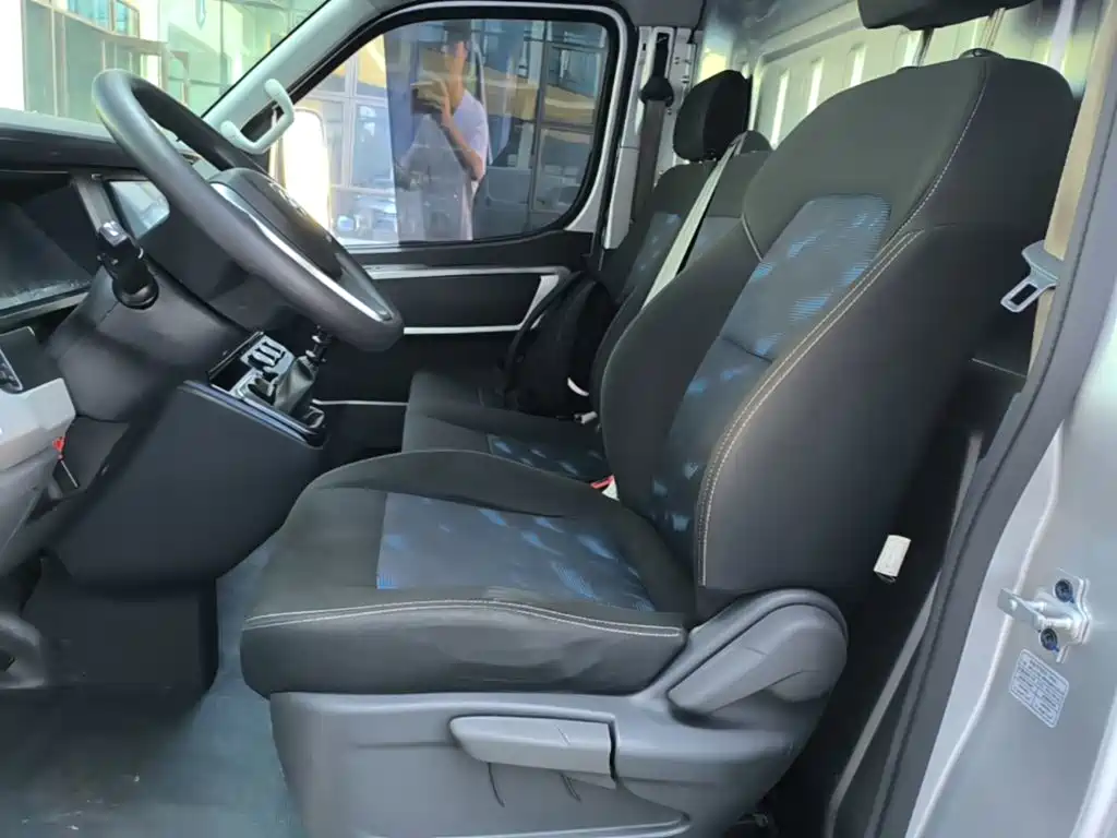 Dongfeng Yufeng Yufeng 2023 2023 V9+ 2.3T Manual FWD Van Short Wheelbase Medium Roof 3 Seater