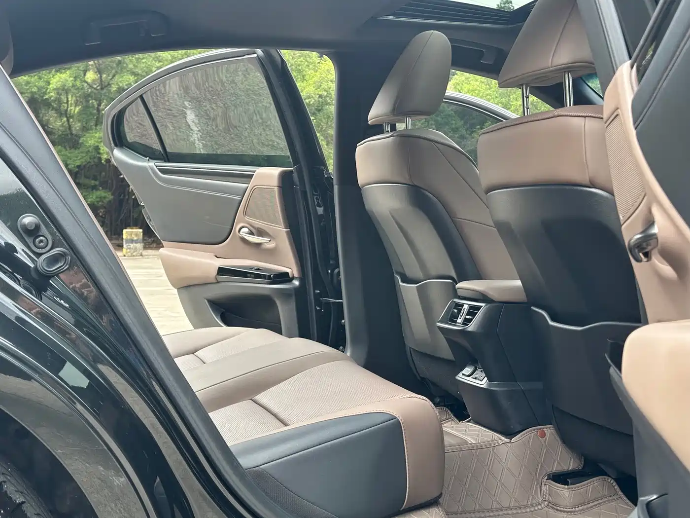 Фото 8 - Lexus ES