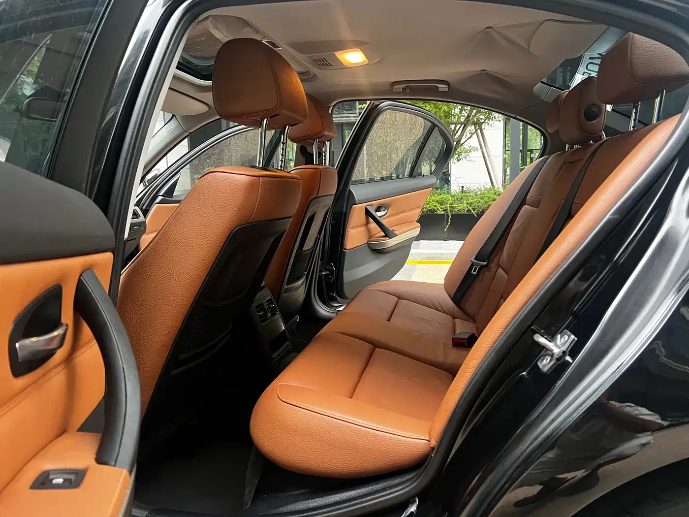 BMW 3 Series 2010 2011 320i Luxury