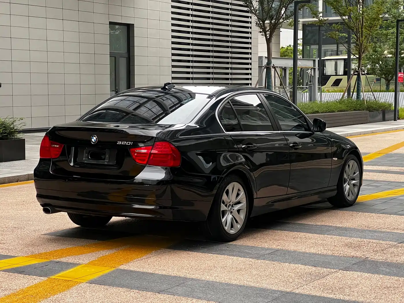 BMW 3 Series 2010 2011 320i Luxury