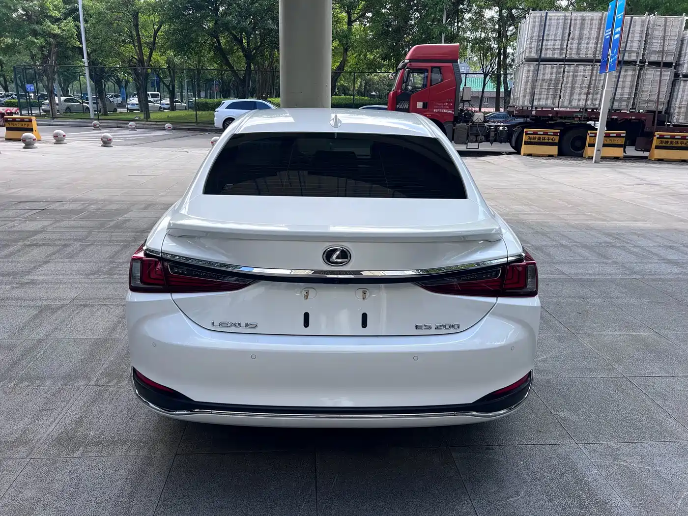 Lexus ES 2023 200 Excellence Edition фото 9