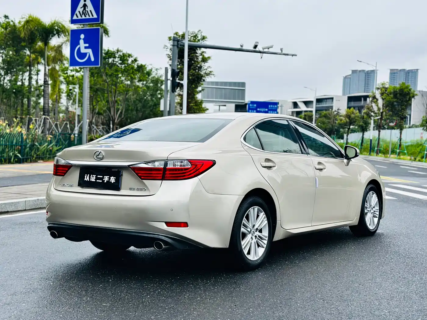 Lexus ES 2013 250 Elite Edition фото 18