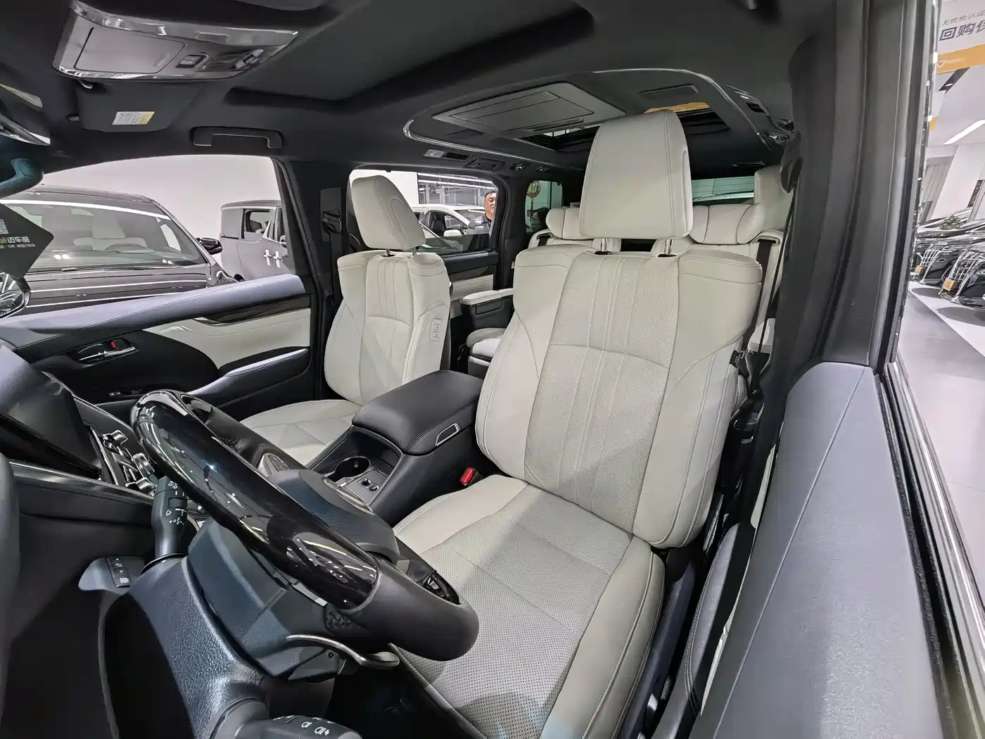 Lexus LM 2020 300h Seven-Seater Elegance Edition фото 7
