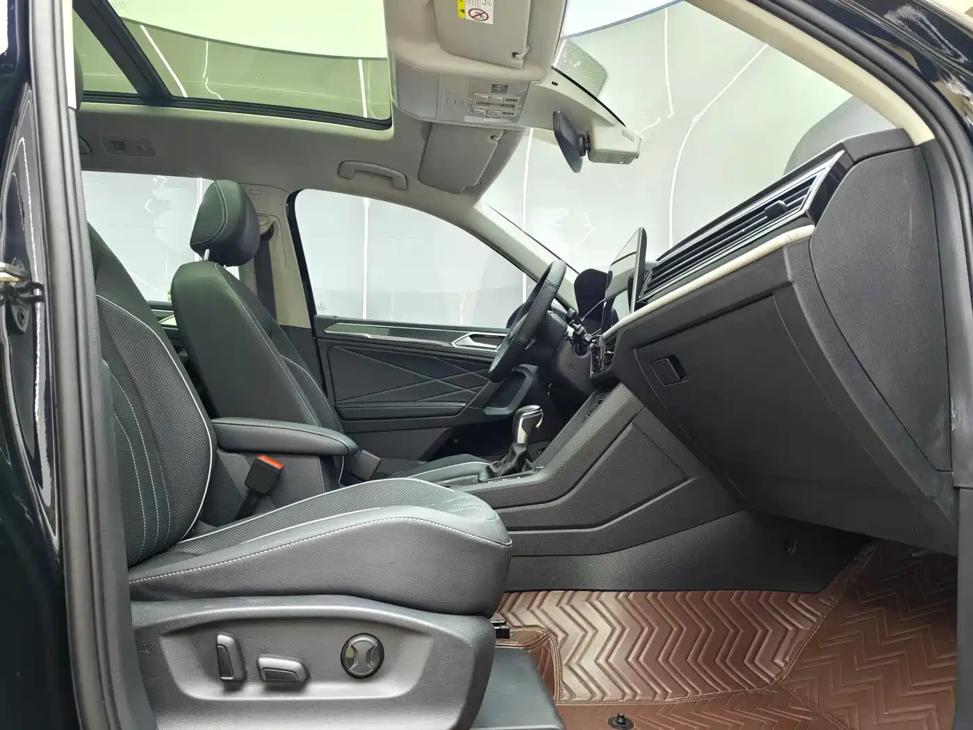 Volkswagen Tiguan L 2023 330TSI Auto 2WD R-Line Premium Edition фото 9