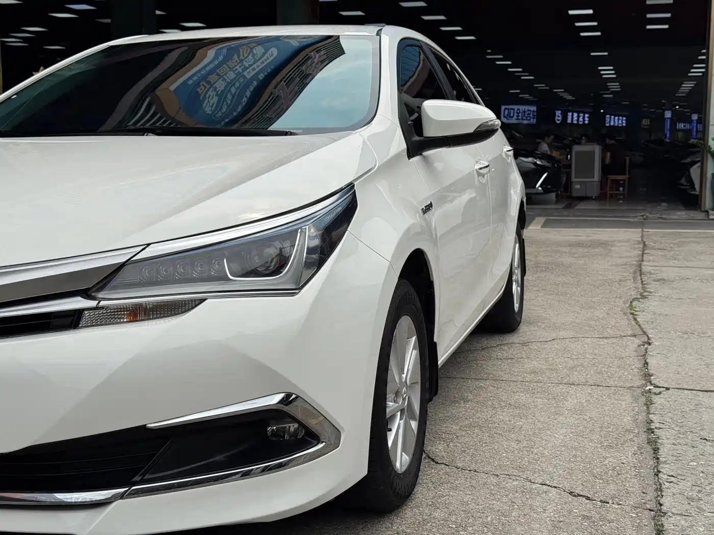 Toyota Corolla 2016 Dual Hybrid 1.8L E-CVT Pioneer Edition фото 4