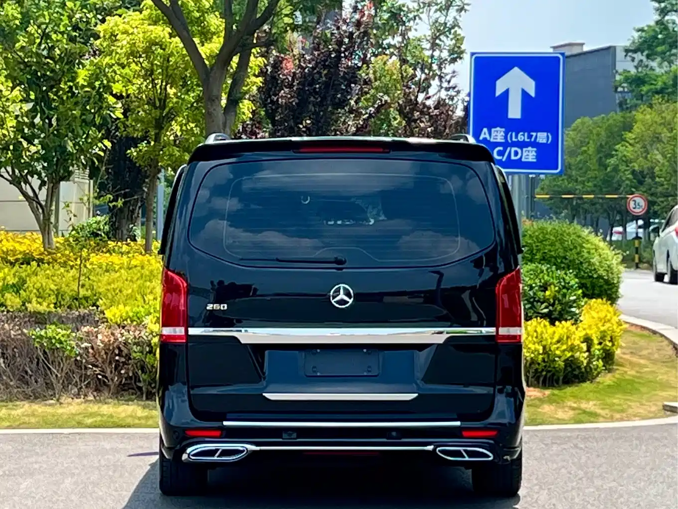 Mercedes-Benz Vito 2023 2.0T Elite 7-Seater фото 6