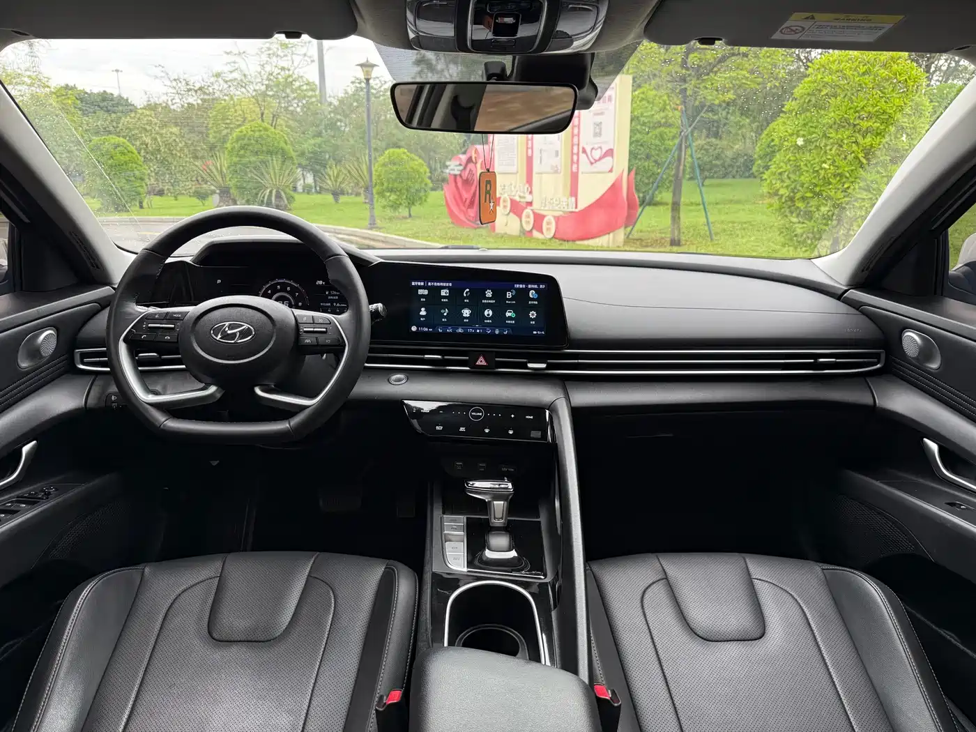 Hyundai Elantra 2022 1.5L CVT LUX Premium Edition фото 7