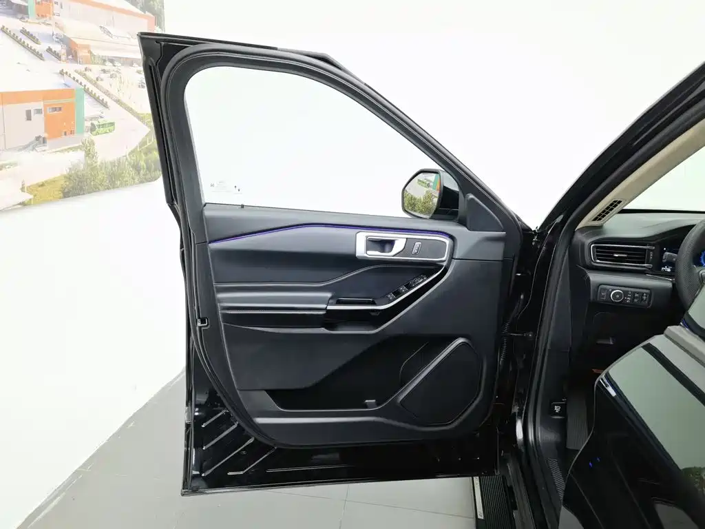 Фото 8 - Ford Explorer